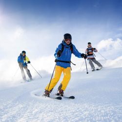 Skieurs sur la neige en hiver