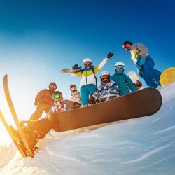Groupe, snowboarder en hiver